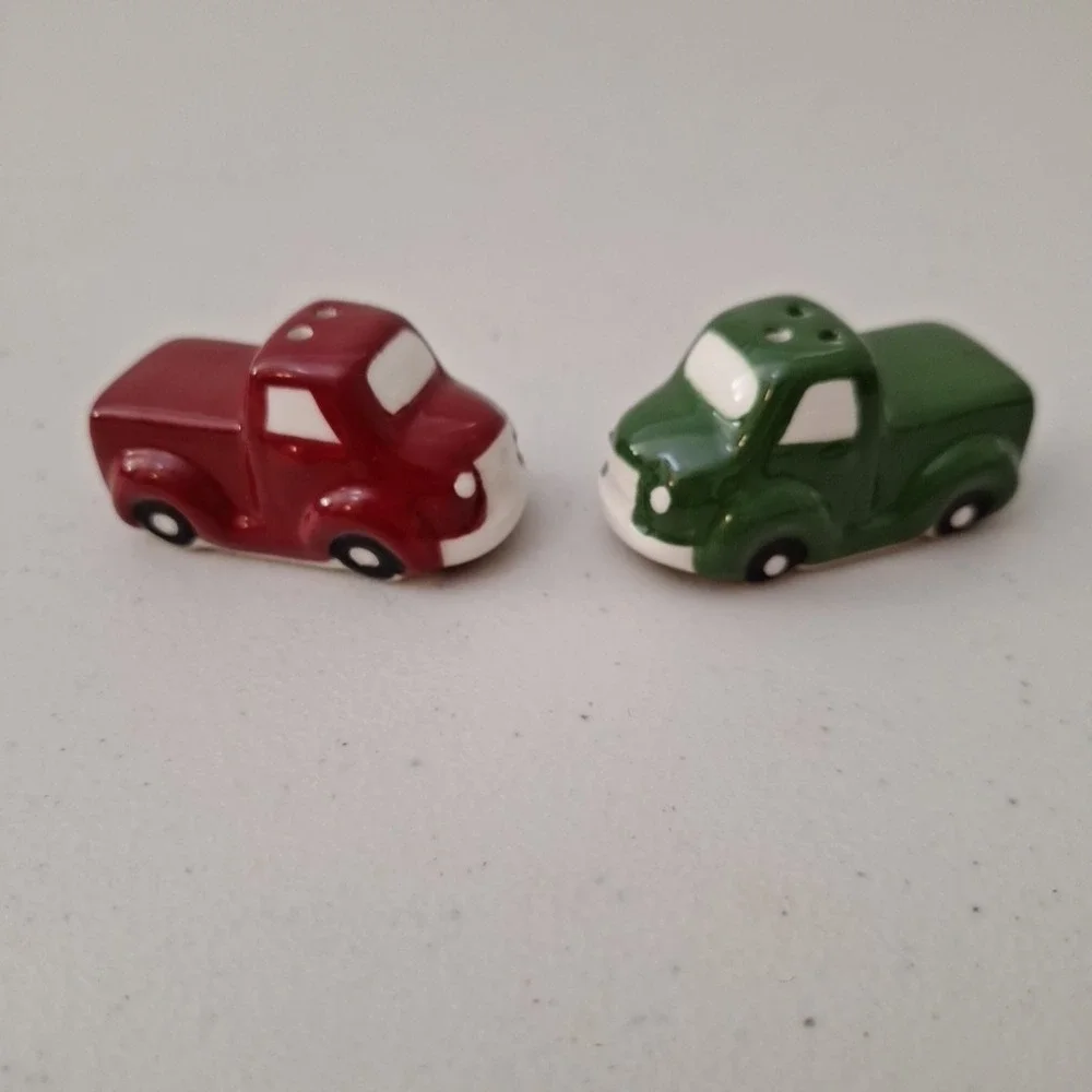 Cracker Barrel Christmas Red & Green Pickup Trucks Salt & Pepper Shakers